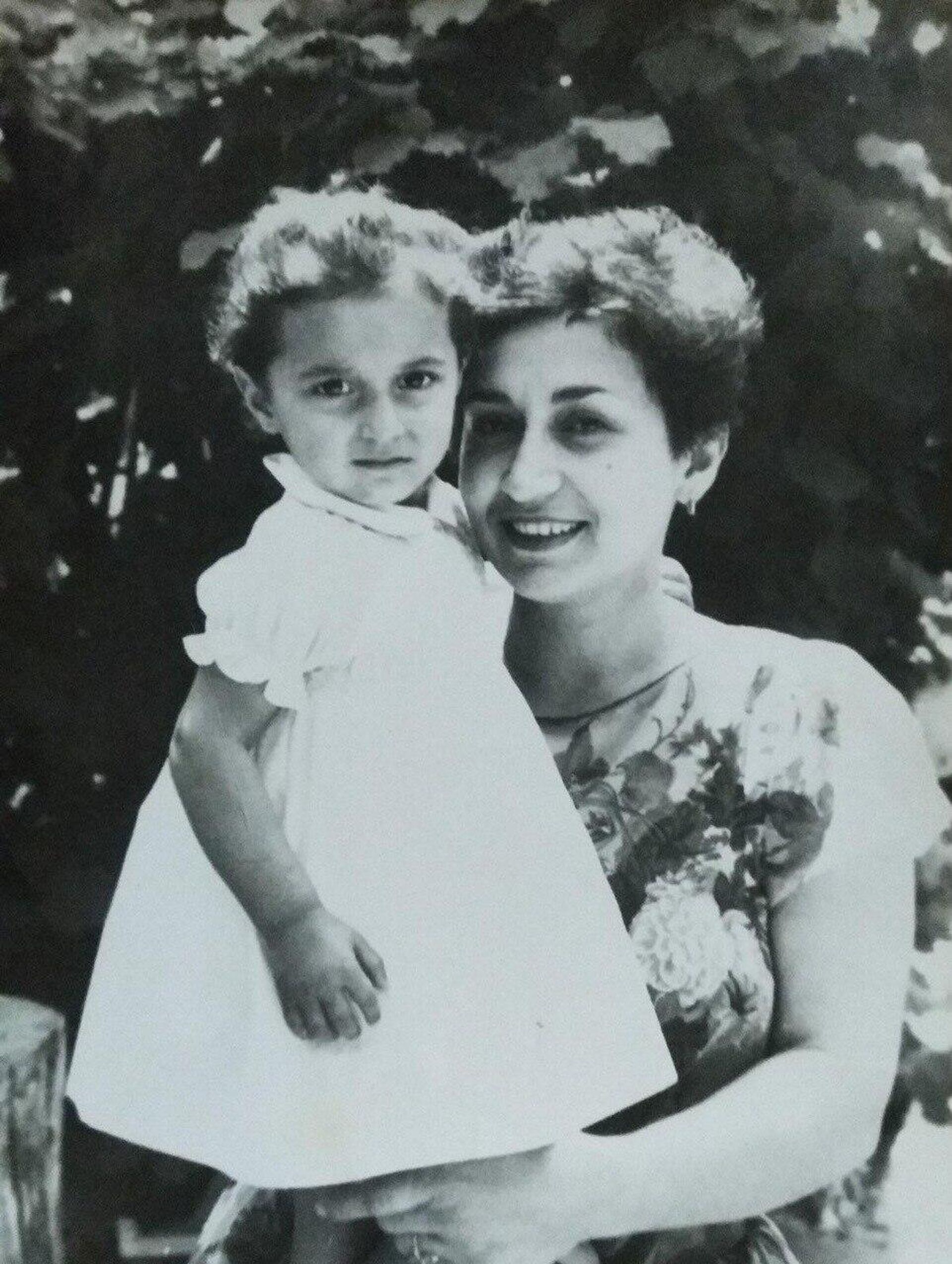 Карине Сарибекян с дочерью - Sputnik Армения, 1920, 29.05.2023