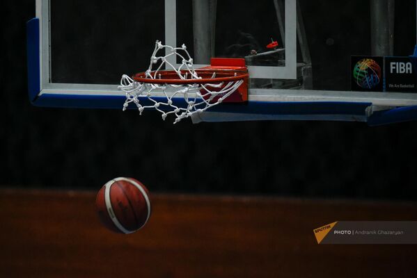 Мяч попадает в корзину во время матча баскетбольной лиги А между командами Урарту и Артик (26 мая 2023). Еревaн - Sputnik Армения