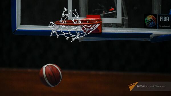Мяч попадает в корзину во время матча баскетбольной лиги А между командами Урарту и Артик (26 мая 2023). Еревaн - Sputnik Армения