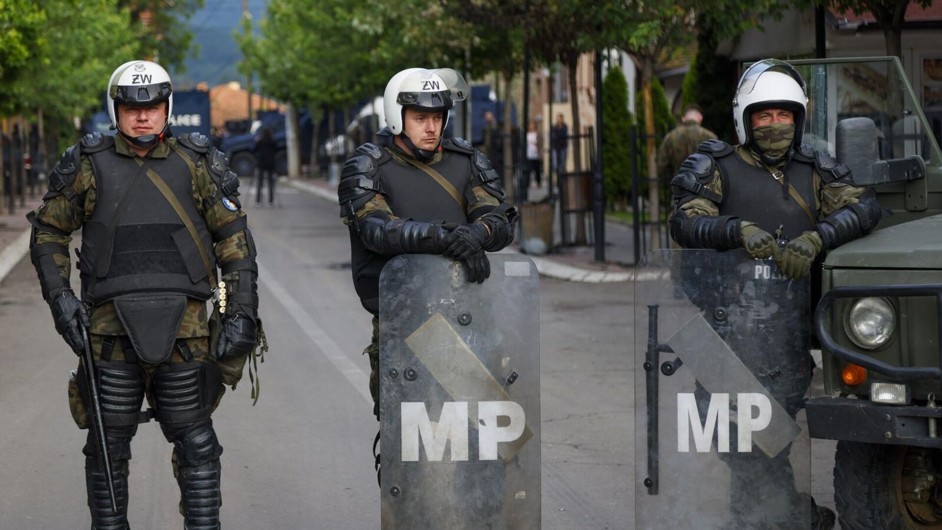 Силы контингента НАТО в Косово блокировали подступы к зданиям муниципалитетов (29 мая 2023).Звечан - Sputnik Армения, 1920, 29.05.2023
