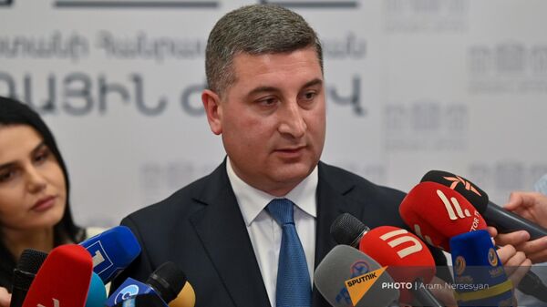 Министр территориального управления и инфраструктур Гнел Саносян общается с прессой после обсуждения бюджетного отчета 2022 года (29 мая 2023). Еревaн - Sputnik Армения