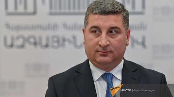 Министр территориального управления и инфраструктур Гнел Саносян после обсуждения бюджетного отчета 2022 года (29 мая 2023). Еревaн - Sputnik Армения