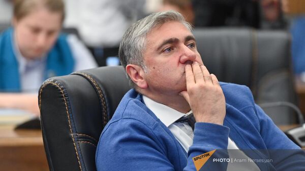 Артур Хачатрян на обсуждении бюджетного отчета 2022 года (29 мая 2023). Еревaн - Sputnik Армения