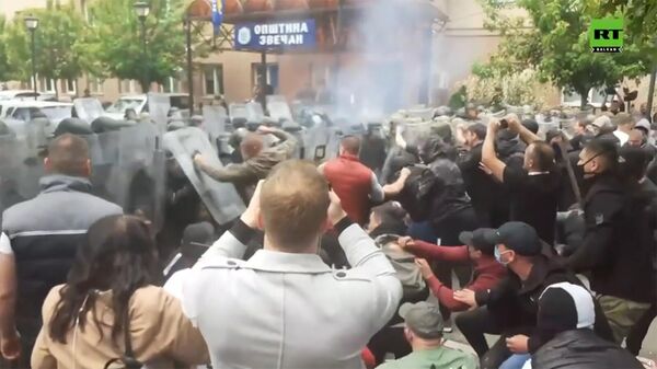 Столкновение между полицией и протестующими в Звечане - Sputnik Армения