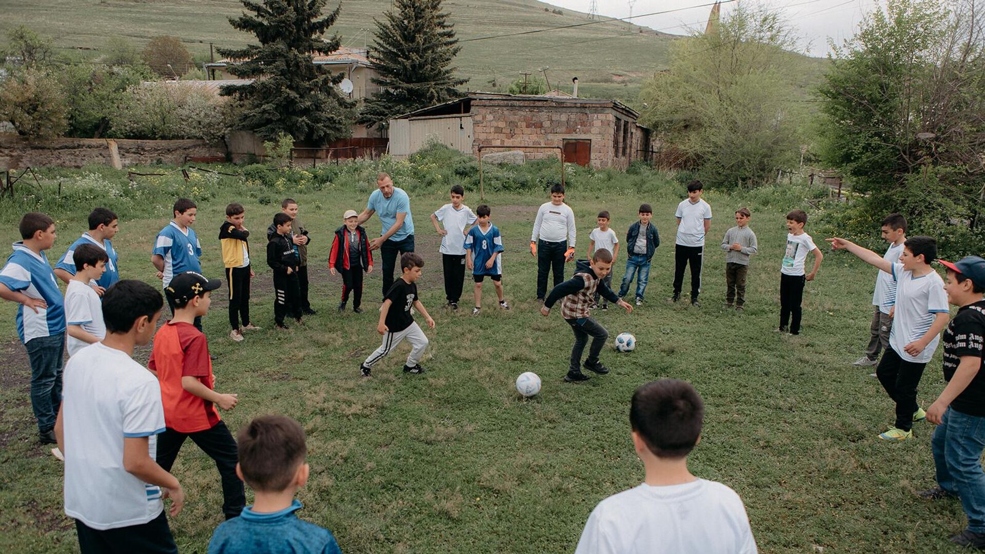 Ռոման Բերեզովսկին Սևանի դպրոցներից մեկում ֆուտբոլ է խաղացել պատանիների հետ - Sputnik Արմենիա, 1920, 29.05.2023