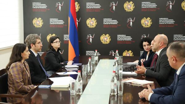 Գրիգոր Մինասյանը ՀԲ ֆինանսական կառավարման առաջատար մասնագետ Արման Վաթյանի և ՀԲ Ֆինանսական կառավարման գլխավոր մասնագետ Կուրամ Ֆարուքի գլխավորած պատվիրակության անդամների հետ - Sputnik Արմենիա