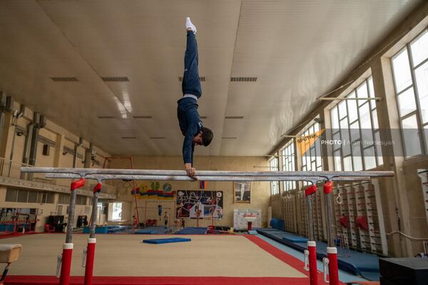 Мастер спорта международного класса, двукратный чемпион мира, гимнаст Гамлет Манукян на тренировке - Sputnik Армения