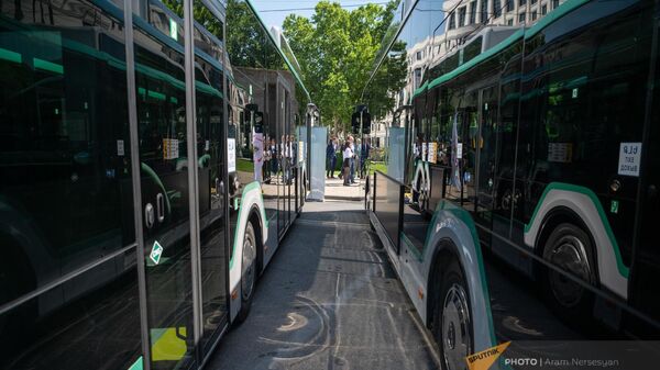 Новые автобусы столичного автобусного парка во время презентации на площади Шаумяна (30 мая 2023). Еревaн - Sputnik Армения
