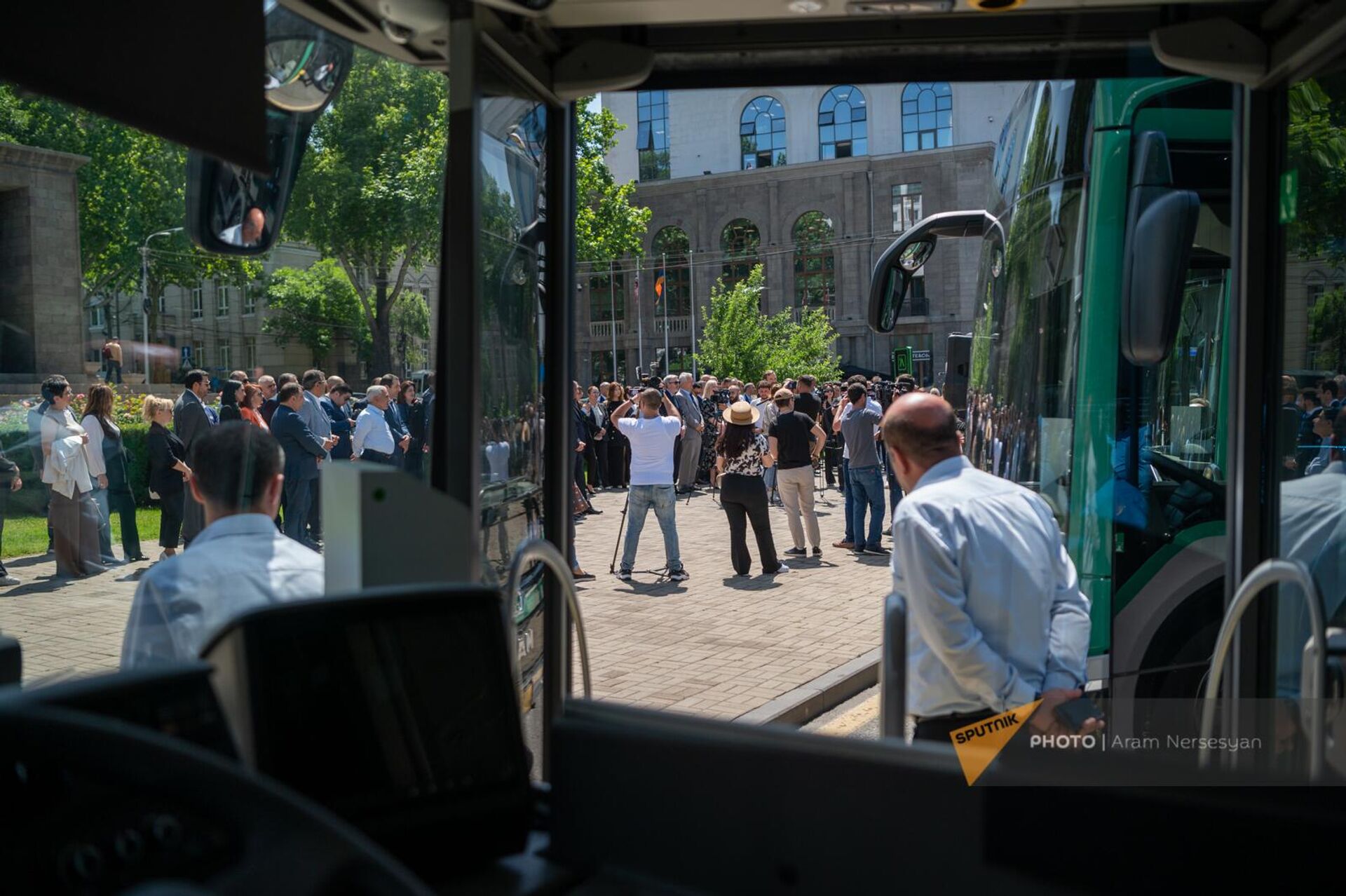 Новые автобусы столичного автобусного парка во время презентации на площади Шаумяна (30 мая 2023). Еревaн - Sputnik Армения, 1920, 30.05.2023