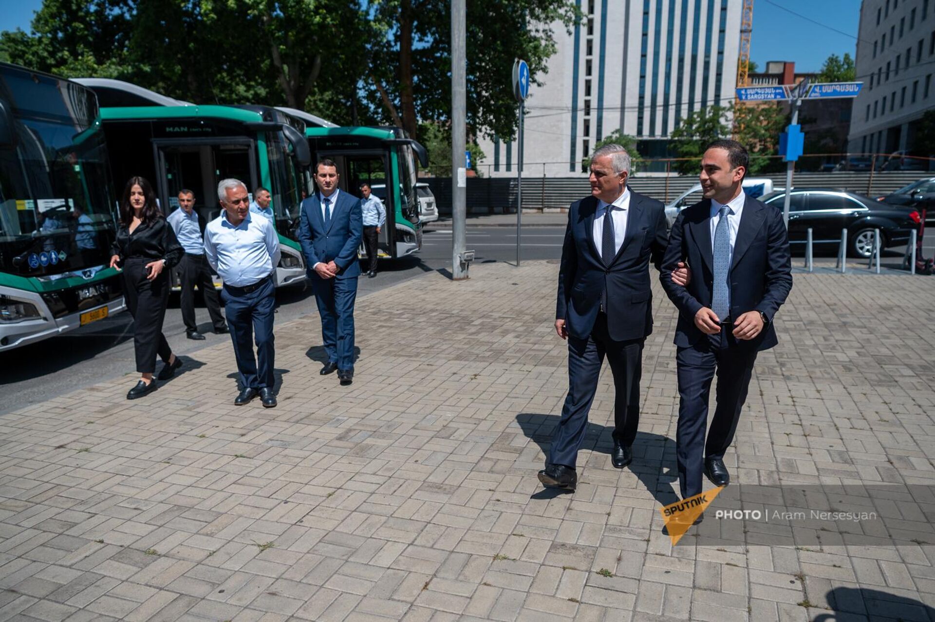 Вице-премьер Мгер Григорян и вице-мэр Тигран Авинян во время презентации новых автобусов столичного автобусного на площади Шаумяна (30 мая 2023). Еревaн - Sputnik Армения, 1920, 30.05.2023