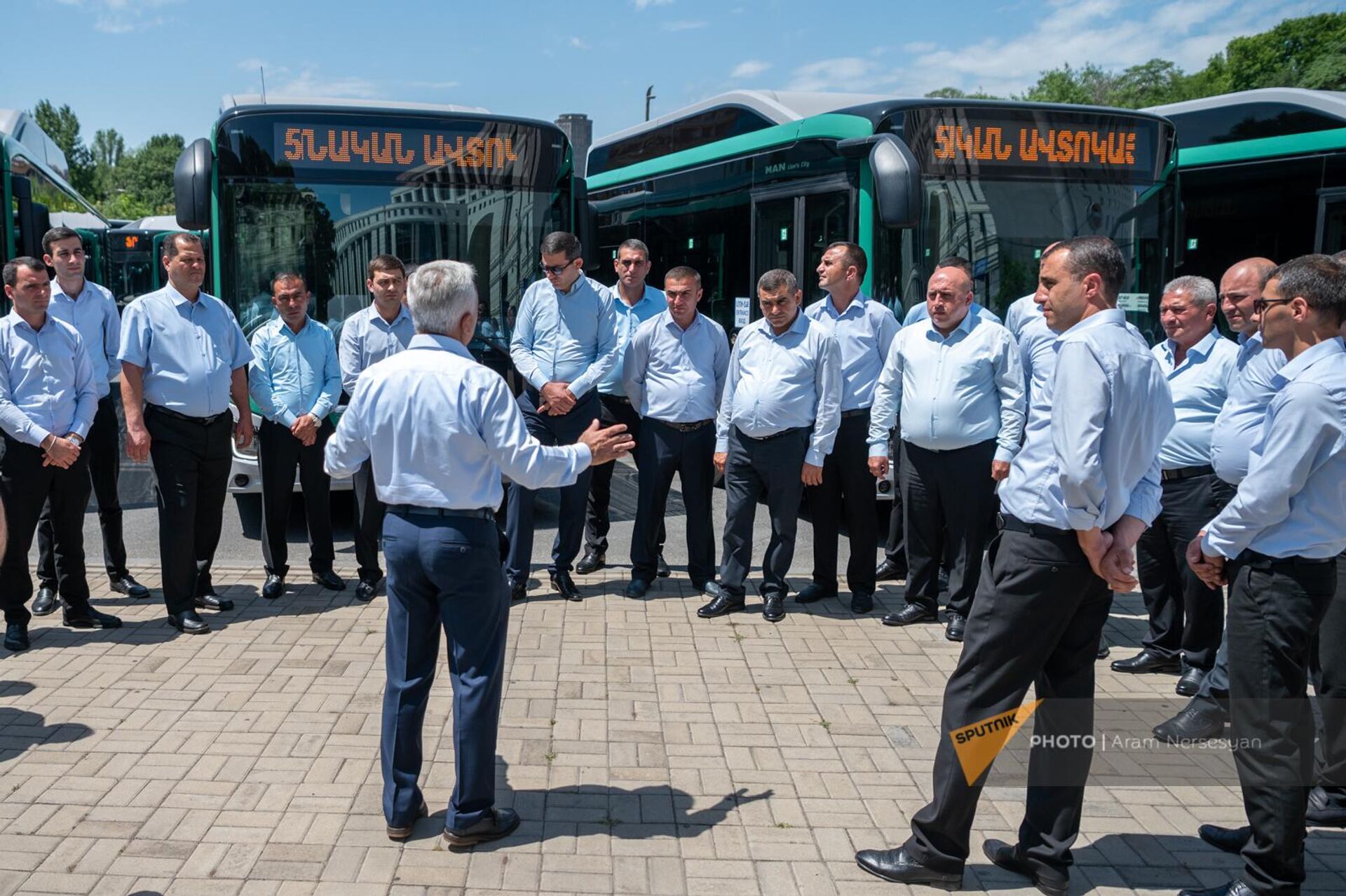 Директор ЗАО Автобус Ованнес Манукян общается с водителями во время презентации новых автобусов столичного автобусного парка на площади Шаумяна (30 мая 2023). Еревaн - Sputnik Армения, 1920, 30.05.2023