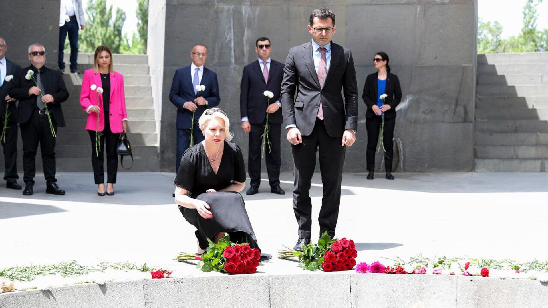 Председатель Национального собрания Словении Уршка Клочар Зупанчич посетила мемориальный комплекс Цицернакаберде (30 мая 2023). Еревaн - Sputnik Армения, 1920, 30.05.2023