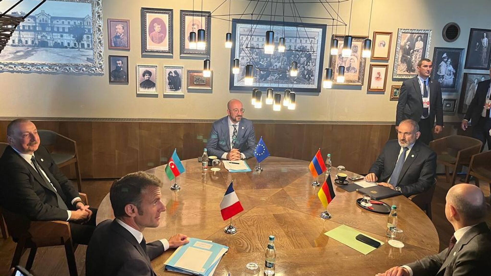 Մոլդովայում մեկնարկել է Փաշինյանի մասնակցությամբ հնգակողմ հանդիպումը Մոլդովայում մեկնարկել է Փաշինյանի մասնակցությամբ հնգակողմ հանդիպումը - Sputnik Արմենիա, 1920, 01.06.2023