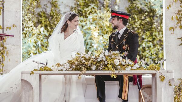 Наследный принц Иордании Хусейн и Раджва Аль-Саиф во время свадебной церемонии в Аммане, Иордания - Sputnik Армения