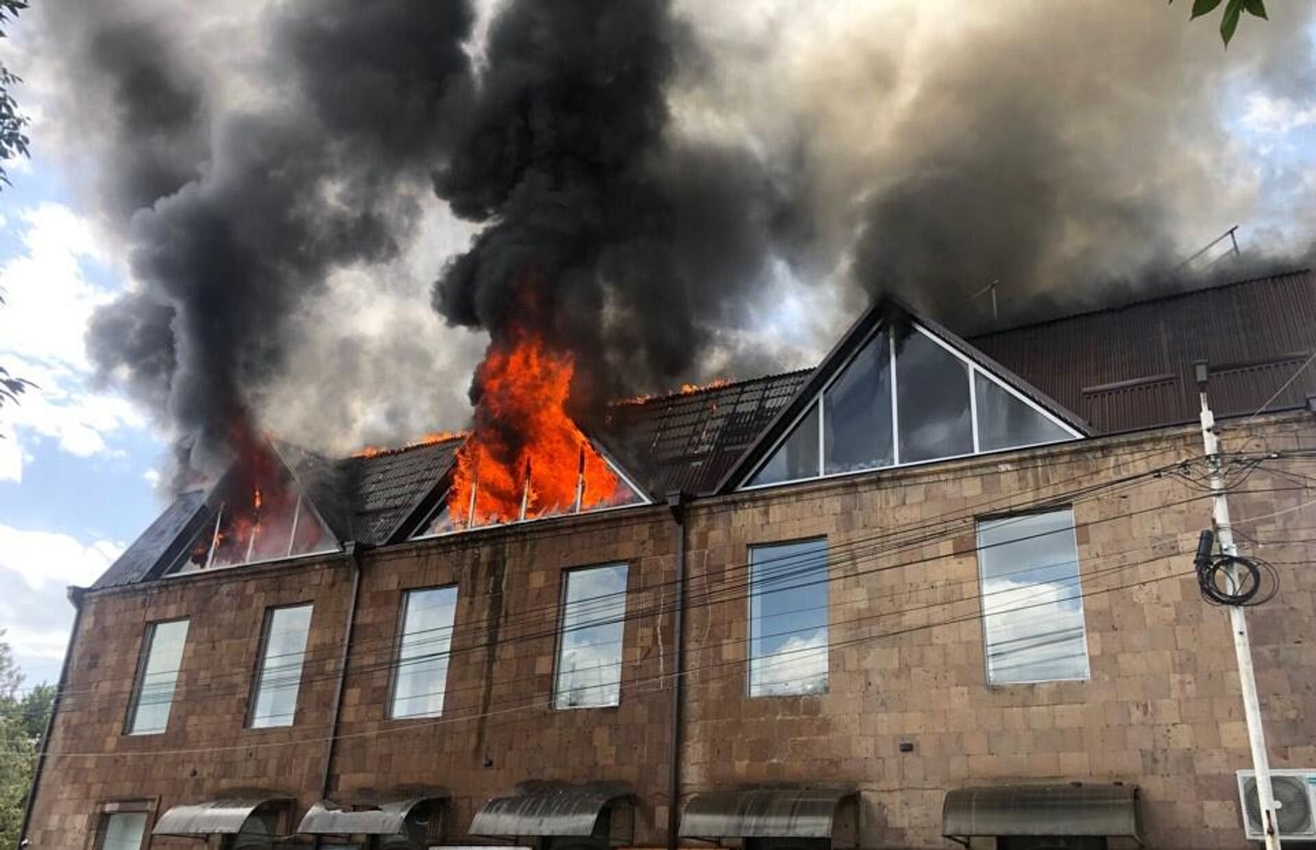 Пожар на крыше коммерческого здания в Ехегнадзоре (2 июня 2023). Вайоц Дзор - Sputnik Армения, 1920, 02.06.2023