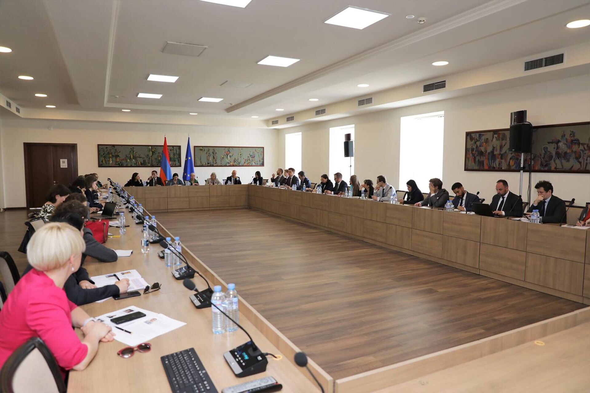 Министр ОНКС Армении Жанна Андреасян приняла членов рабочей группы Европейского совета по вопросам Восточной Европы и Центральной Азии (2 июня 2023). Еревaн Министр ОНКС Армении Жанна Андреасян приняла членов рабочей группы Европейского совета по вопросам Восточной Европы и Центральной Азии (2 июня 2023). Еревaн - Sputnik Армения, 1920, 02.06.2023