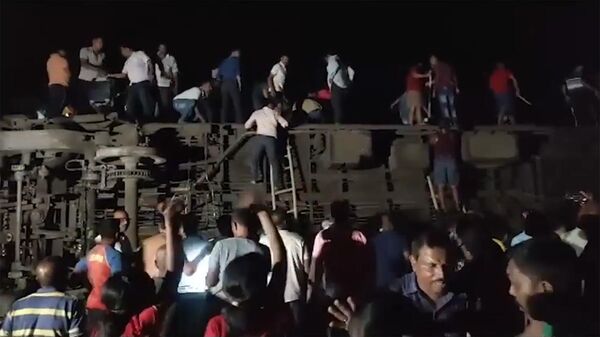 Пассажирский поезд столкнулся с грузовым составом недалеко от города Баласор, Индия - Sputnik Արմենիա