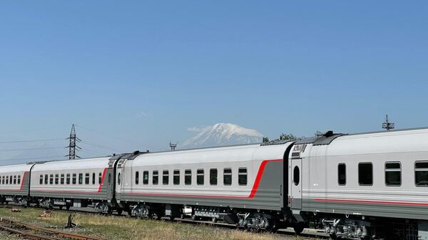Пассажирский поезд ЮКЖД на фоне горы Арарат - Sputnik Армения