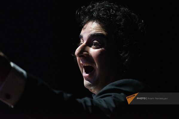 Фотокорреспондент Sputnik Армения &quot;поймал&quot; эмоции дирижера Карена Дургаряна - Sputnik Армения