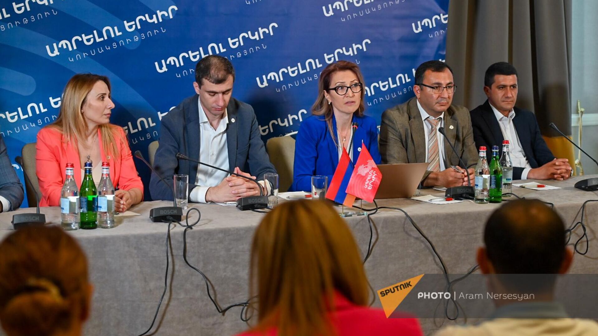 «Ապրելու երկիր» կուսակցության ներկայացուցիչներ «Ապրելու երկիր» կուսակցության ներկայացուցիչներ - Sputnik Արմենիա, 1920, 08.06.2023