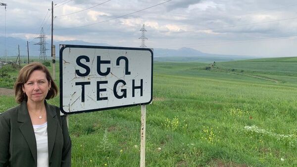 Посол США Кристина Куин рядом с указателем в село Тех  - Sputnik Армения