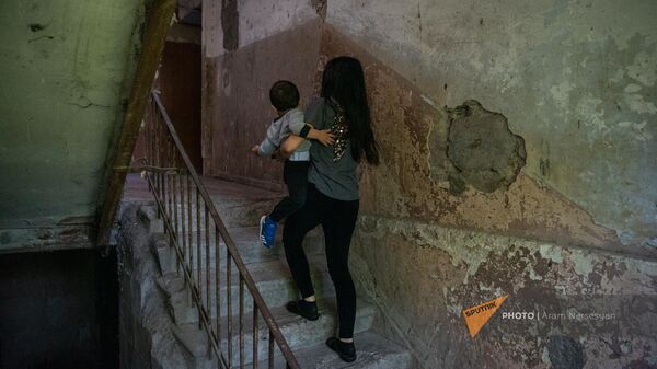 Жители аварийного дома в Ереване - Sputnik Армения