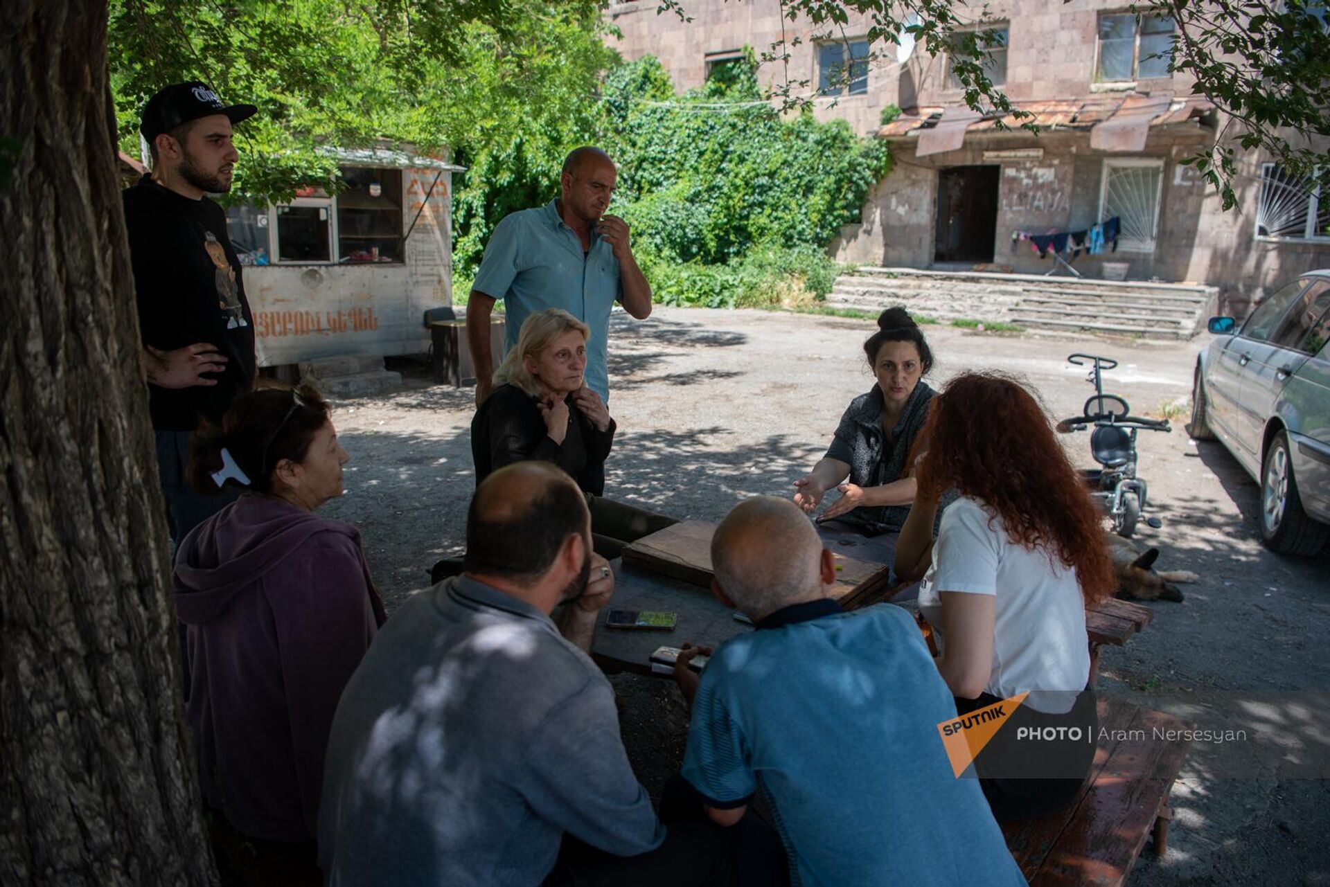 Жители аварийного здания беседуют с корреспондентом Sputnik Армения - Sputnik Արմենիա, 1920, 08.06.2023