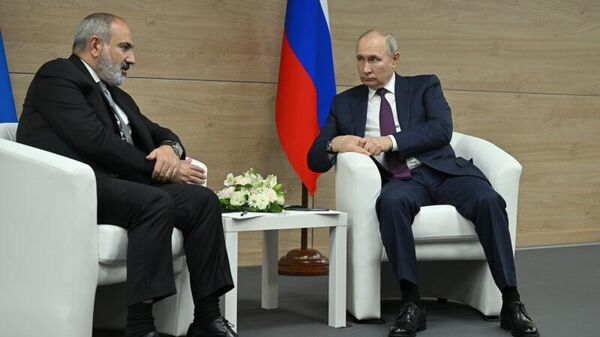 Премьер-министр Никол Пашинян и президент РФ Владимир Путин во время встречи в Сириусе (9 июня 2023). Сочи - Sputnik Армения