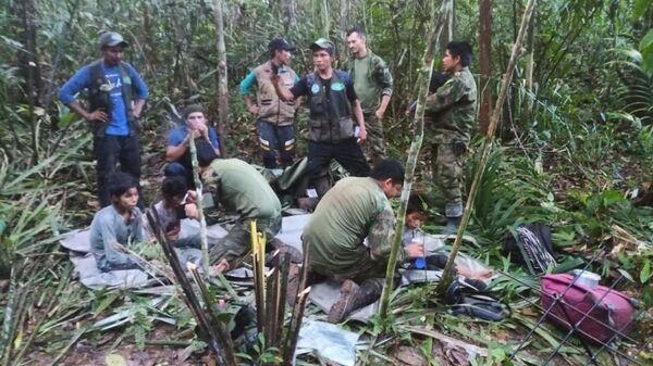 Спасатели Колумбии обнаружили выживших детей спустя 40 дней после авиакатастрофы самолета Cessna 206 - Sputnik Армения