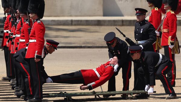 Член гренадерской гвардии упал в обморок во время смотра полковника на параде конной гвардии (10 июня 2023). Лондон - Sputnik Армения