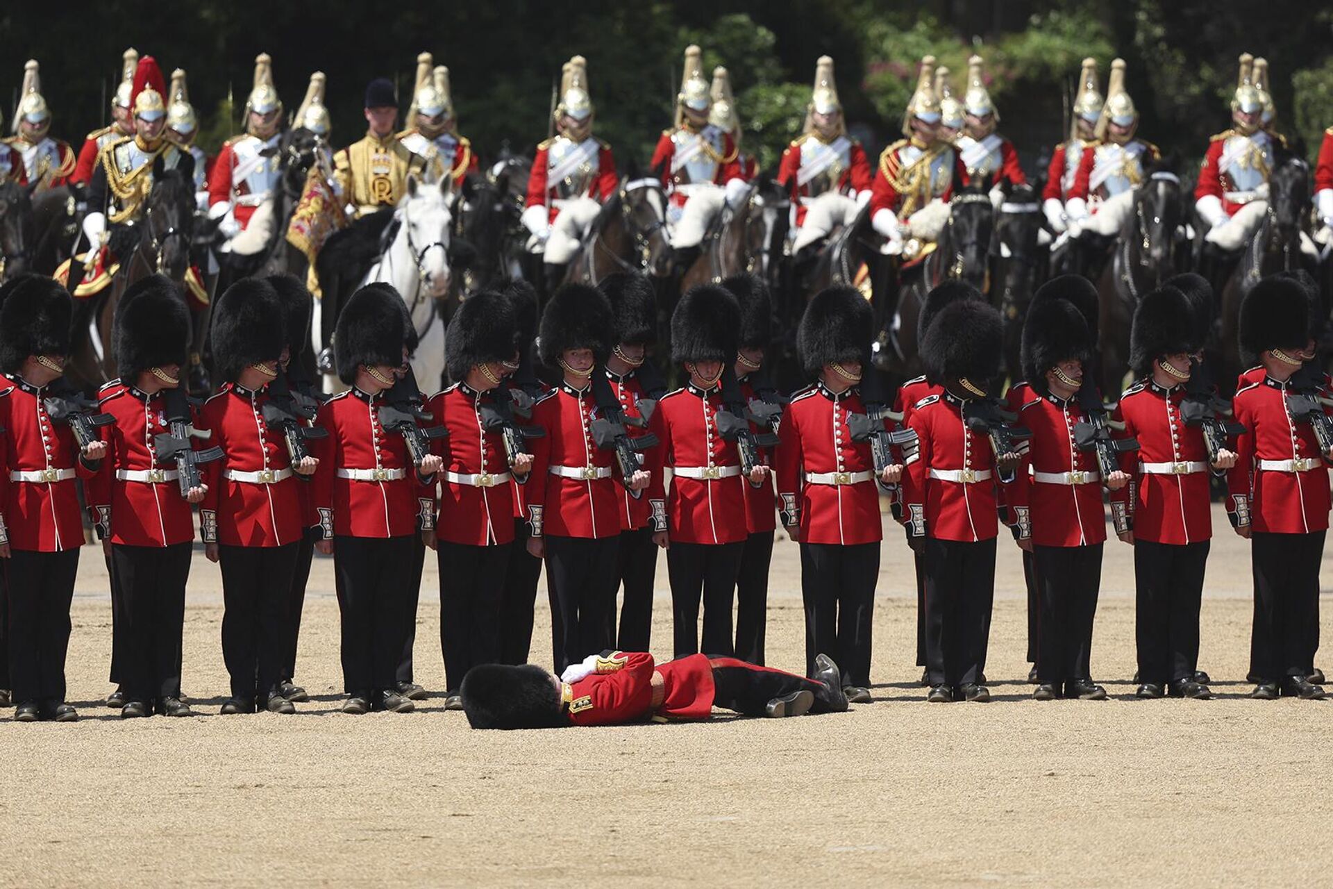 Член гренадерской гвардии упал в обморок во время смотра полковника на параде конной гвардии (10 июня 2023). Лондон - Sputnik Արմենիա, 1920, 10.06.2023