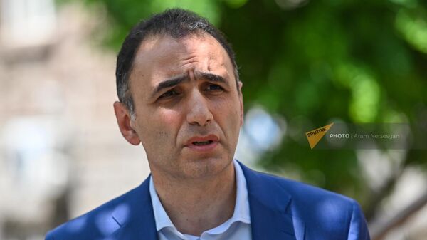 Аветик Чалабян во время подачи заявление Айакве членов и сторонников инициативной группы ЦИК (12 июня 2023). Еревaн - Sputnik Армения