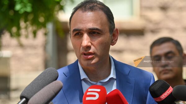 Аветик Чалабян во время подачи заявление Айакве членов и сторонников инициативной группы ЦИК (12 июня 2023). Еревaн - Sputnik Армения
