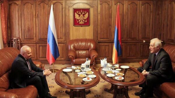 Президент Ваагн Хачатурян посетил Посольство Российской Федерации по случаю государственного праздника - Дня России (12 июня 2023). Еревaн - Sputnik Армения