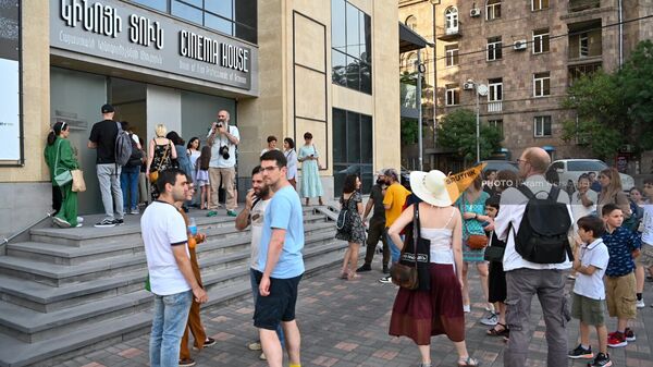 Злители ждут начала церемонии открытия фестиваля Один кадр (12 июня 2023). Еревaн - Sputnik Армения
