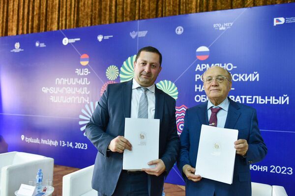 Ректоры Ереванского и Московского госуниверситетов Ованнес Ованнисян и Виктор Садовничий подписали соглашение о сотрудничестве (13 июня 2023). Еревaн Ректоры Ереванского и Московского госуниверситетов Ованнес Ованнисян и Виктор Садовничий подписали соглашение о сотрудничестве (13 июня 2023). Еревaн - Sputnik Армения