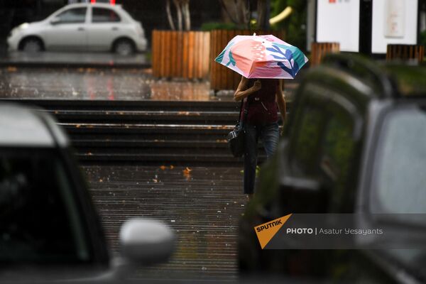Женщина с зонтиком под дождем на одной улиц в Ереване - Sputnik Армения