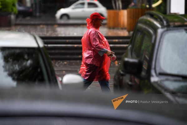 Կինը կարմիր արտահագուստով Կինը կարմիր արտահագուստով - Sputnik Արմենիա