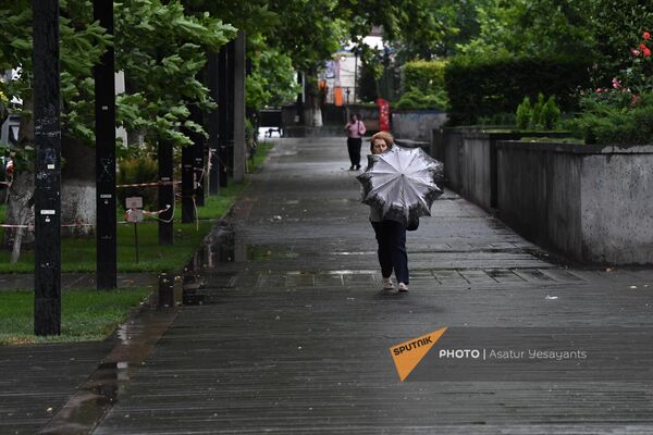 Женщина с зонтом в дождливый день - Sputnik Армения