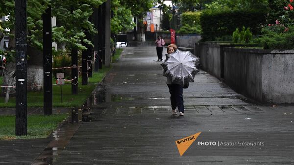 Женшина с зонтом в дождливый день  - Sputnik Армения