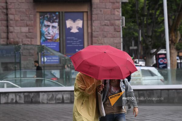 Прохожие под зонтом в дождливый день - Sputnik Армения