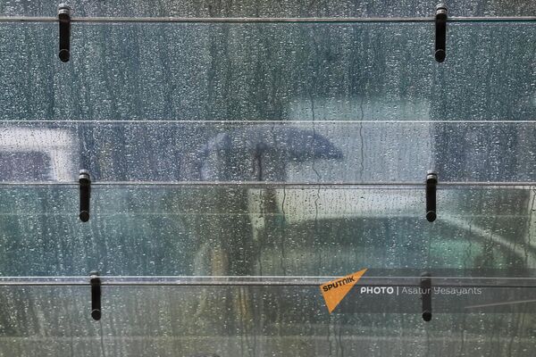Капли дождя стекают по стеклянной крыше пешеходного перехода  - Sputnik Армения