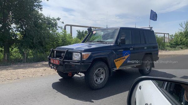 Автомобиль миссии наблюдателей ЕС в Ерасхе - Sputnik Армения
