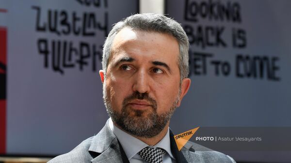 Ара Хзмалян на пресс-конференции, посвященной началу 20-го Международного кинофестиваля Золотой абрикос (14 июня 2023). Еревaн - Sputnik Армения
