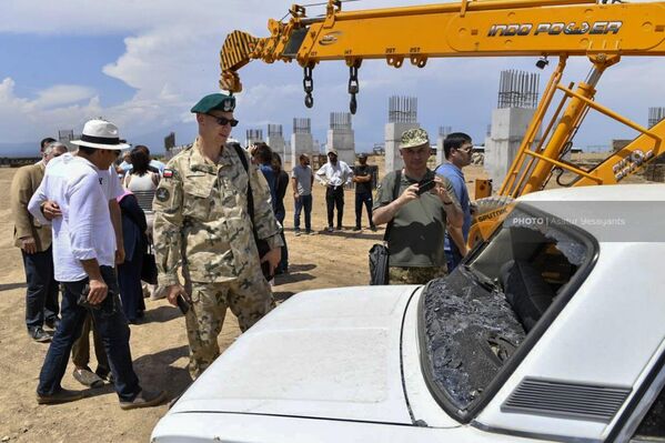 Машина на территории стройки, обстрелянная азербайджанскими ВС. - Sputnik Армения