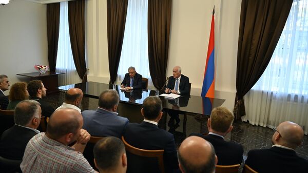Президент Ваагн Хачатурян на встрече с представителями армянской общины (16 июня 2023). Санкт-Петербург - Sputnik Армения