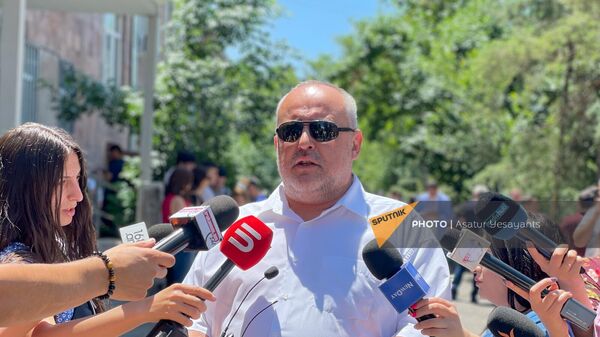 Адвокат арестованного Армена Ашотяна Тигран Атанесян общается с прессой у здания суда после оглашения вердикта (16 июня 2023). Еревaн - Sputnik Армения