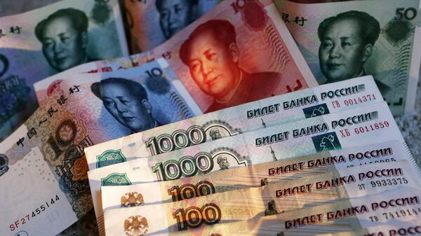 Китайские банкноты номиналом в 100, 50, 20, 10 и 5 юаней и российские 1000 и 100 рублевые купюры - Sputnik Армения