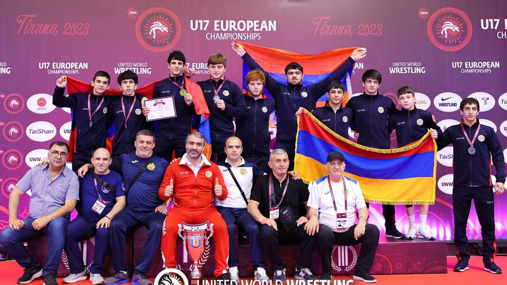 Армянская сборная по вольной борьбе на чемпионате Европы U17 в Тиране (Албания) - Sputnik Армения, 1920, 19.06.2023