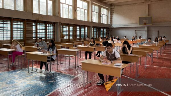 Ученики на ЕГЭ по армянскому языку в школе N14 им. Нар-Доса (20 июня 2023). Еревaн - Sputnik Армения
